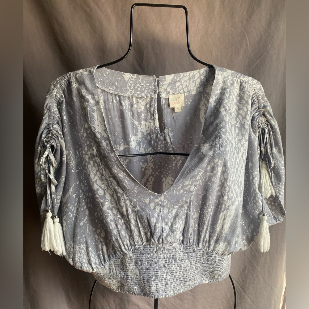 ♥️ Surf Gypsy ♥️ Gray and White Abstract Patterned Blouse Crop Top